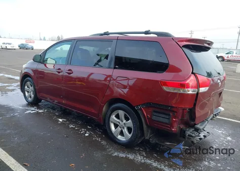 2014 Toyota Sienna Le V6 8 Passenger z USA, uszkodzony, nr VIN 5TDKK3DC7ES429813